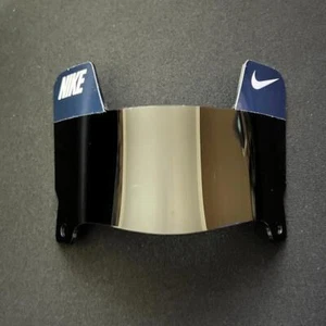 Pestañas "Nike" azul marino - MINI negro casco de fútbol visera con clips negros - Imagen 1 de 2