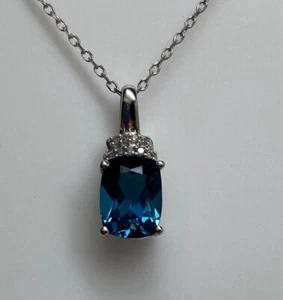 10K Weißgold Kissenschliff London Blautopas und Diamant Anhänger mit Kette NEU - Bild 1 von 11