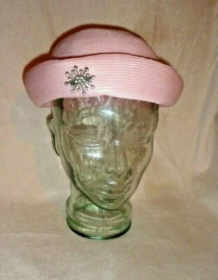 HERMOSO SOMBRERO ROSA ELEGANTE CON BROCHE/ALFILER-TALLA 6,75 O 20" DIA..-EXCELENTE, ¡LIMPIO! Foto 1 de 4