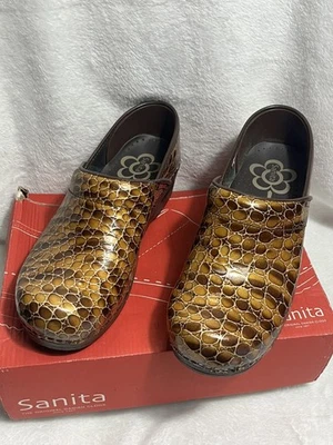 Zuecos cerrados originales Sanita nuevos en caja marrón bronce negro estampado serpiente talla EU 39 US 8.5 Foto 1 de 4