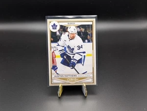 2024-25 Upper Deck Series 1 Auston Matthews #OG-11 O-Pee-Chee Glossy Gold - Bild 1 von 2