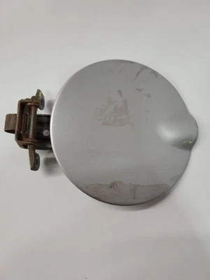 Дверца топливного бака 2007-2011 Dodge Nitro серебристая  - Изображение 1 из 4