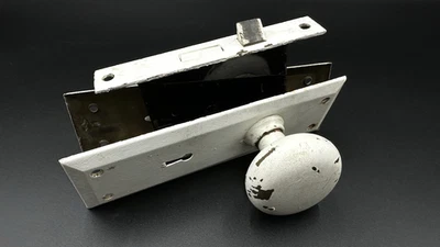 Antigua caja de cerradura de perilla de puerta pintada de salvamento blanca y placas Foto 1 de 4