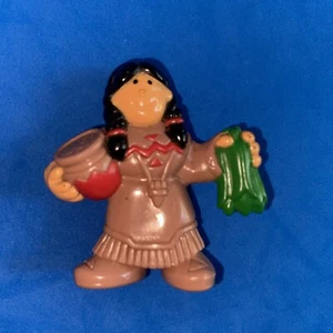 Vintage Lincoln Logs Native American Woman Girl PVC Figura di Ricambio 1 3/4" RARO - Foto 1 di 3