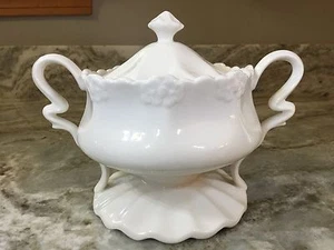 Grace's Teaware Sugar Bowl Beautiful White Ruffle Bottom. New. - Picture 1 of 12