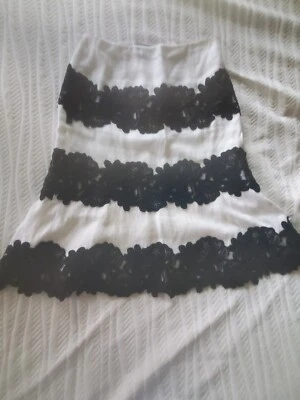 Colección Carlisle Falda Línea A Blanco y Negro con Detalles Flores de Encaje Foto 1 de 3