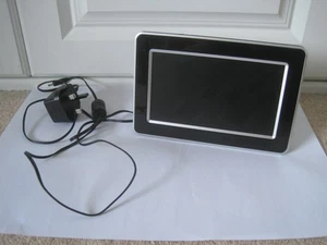 Logik 7" digital photo frame PF-A700B with stand and power cable - Picture 1 of 21