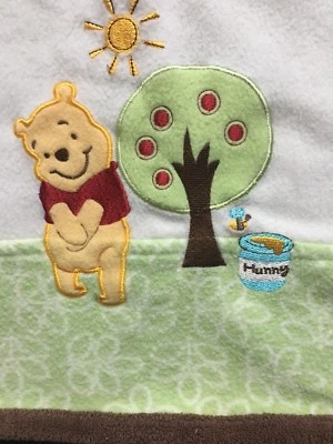 Кремовое флисовое детское одеяло Winnie The Pooh с зелеными листьями и горшком для охоты с коричневой отделкой - Изображение 1 из 4