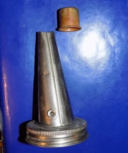 Antiguo caño y tapa de aceite de metal ventilado para botellas de vidrio de aceite a granel - Imagen 1 de 3