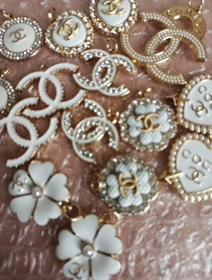 Набор из 15 дизайнерских кулонов-подвесок на молнии Chanel  - Изображение 1 из 4