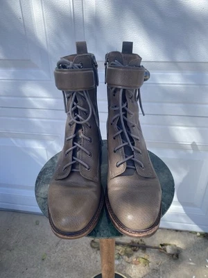 Bota de Combate Seychelles con Perla, Talla 7, Color Gris Cálido Foto 1 de 4