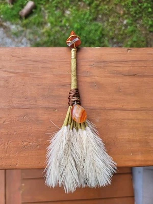 Escoba de bruja única hecha a mano con detalles de cristal Foto 1 de 2