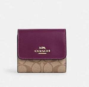 Billetera triple pequeña (CE930) Coach para mujer caqui/baya profunda bloqueada firma (CE930) nueva con etiquetas - Imagen 1 de 3
