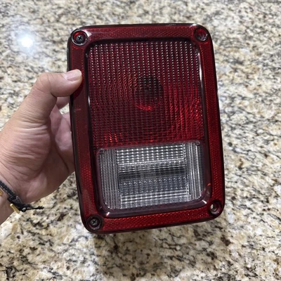 Luz trasera izquierda para conductor Jeep JK Wrangler OEM 2007-2018 Foto 1 de 4