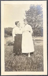 FOTO REAL POSTAL RPPC-DOS MUJERES CARIÑOSAS DE PIE AL AIRE LIBRE - Imagen 1 de 3