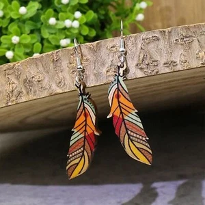 Orecchini pendenti tribali multicolore legno piuma punti gancio retro nuovi con scatola - Foto 1 di 5