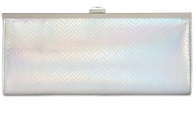 Bolso sin asas plateado INC Carolyn con estampado de serpiente iridiscente para mujer Foto 1 de 3