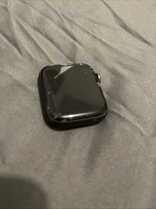Apple Watch SE 44mm Boîtier en Aluminium Gris Sidéral avec Bracelet Sport Noir - Régulier... - Photo 1 sur 6