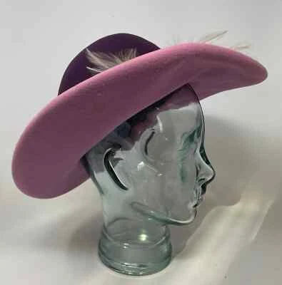 Sombrero de ala ancha de fieltro rosa púrpura vintage con ribete de plumas moda de mediados de siglo para mujer Foto 1 de 4