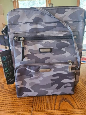 Bolso Baggallini Go con Muñequera Teléfono RFID Gris Estampado Camuflado. Nuevo con etiquetas Foto 1 de 4