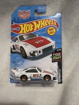 Красный капот Porsche 935 Magnus Walker Urban Outlaw с синим основанием 2021 Hot Wheels - Изображение 1 из 4