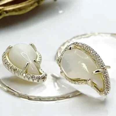 Aretes Kendra Scott Temple de oro en madreperla. Venta al por menor $75 Foto 1 de 4