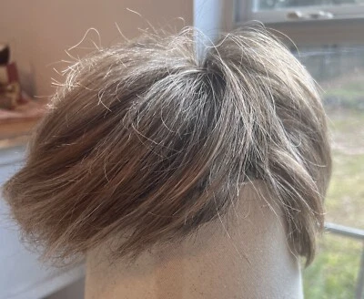 Peluca corta Ellen Wille Hair Co corona enraizada marrón rubia reflejos flequillo lateral #4 Foto 1 de 4