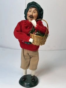 Vintage 1998 Mann mit Korb mit Stechpalme und Tannenzapfen Byers Choice Carolers OHNE BOX - Bild 1 von 10