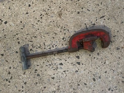 RIGID  HEAVY DUTY PIPE CUTTER 1/8"-2" PIPE CAPACITY RIDGE TOOL CO - Image 1 of 4