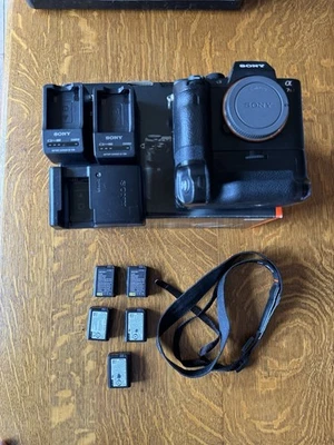 Cuerpo de cámara sin espejo Sony A7R II, paquete de obturador bajo cargado negro (42MP) Foto 1 de 4