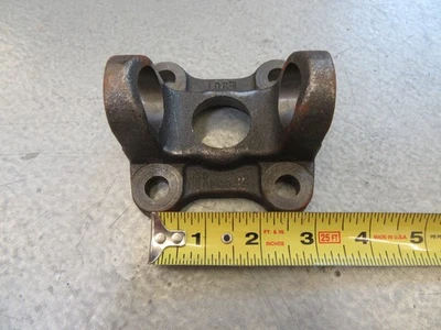 Yugo de brida Dana Spicer 2-2-939 1310 para Ford 7.5 y 8.8 patrón PEQUEÑO 2.5"x2.5" Foto 1 de 4