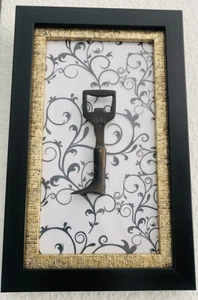 Antiker Flaschenöffner mit Messingrahmen - Bild 1 von 2