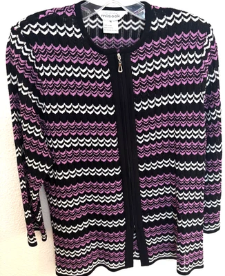Jaqueta suéter EXCLUSIVAMENTE MISOOK preta estampa roxa malha com zíper M - Imagem 1 de 3