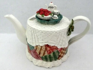 FITZ & FLOYD Country Weihnachten Patchwork Quilt Spitze Deckchen Teekanne 1992 Neu aus altem Lagerbestand Neu mit Etikett - Bild 1 von 12