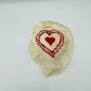 Pin de corazón de arte popular primitivo de colección cojín pin de costura soporte núcleo de cabaña encaje - Imagen 1 de 5