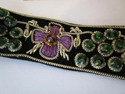 Banda bordada metálica plateada con cuentas florales vintage ribete púrpura verde negro  Foto 1 de 4