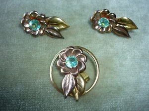 FABULOSO JUEGO DE PINES Y PENDIENTES DE COLECCIÓN/COBRE Y LATÓN CON PIEDRA DE COLOR AGUA - Imagen 1 de 4