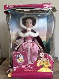 NEU DISNEY PRINZESSIN PORZELLAN DIE SCHÖNE UND DAS BIEST BELLE ROYAL HOLIDAY BELLE PUPPE PUPPE DOLL - Bild 1 von 4
