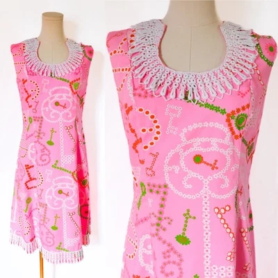 Vintage 60s Mod Pink Daisy & Key Pattern Shift Dress w/ Crochet Lace M - Image 1 of 4