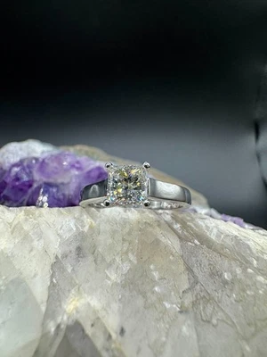 Solitär Ring Platin mit hochfeinem Princess-Cut Brillanten - Modern & Zeitlos - Bild 1 von 4