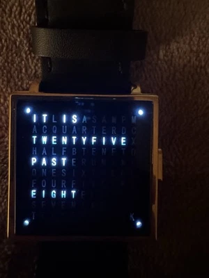 Reloj clon Qlock Foto 1 de 4