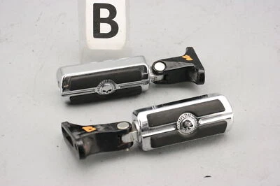 Harley Road King 2018 juego de clavijas traseras de pasajero Willie G Skull cromadas Foto 1 de 4