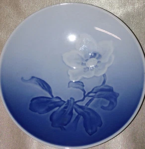 BING & GRONDAHL CHRISTMAS ROSE BUTTER PAT 4.25" DISH #332 FLOWER IN CENTER BLUE - Picture 1 of 4