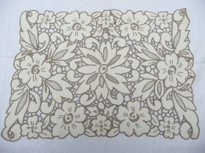 napperon ancien ou dessus de plateau en métis brodé à décors de fleurs - Photo 1/4