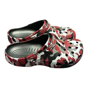Zapatillas impermeables informales de goma Crocs camufladas negras y rojas talla 12 para hombre - Imagen 1 de 7
