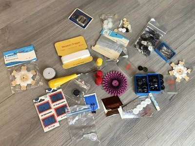 Knöpfe Konvolut nähen Flicken Zwirn Garn Nadel Knüpfhaken Fingerhut Stecknadeln  - Bild 1 von 4