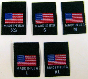100 Stck. GEWEBTE KLEIDUNG NÄHEN URSPRUNG ETIKETTEN - HERGESTELLT IN DEN USA AMERIKANISCHE FLAGGE mit GRÖSSE - Bild 1 von 1