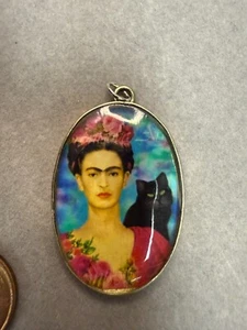 Colgante clásico retrato vintage mexicano Frida Kahlo gato negro 6367 - Imagen 1 de 6