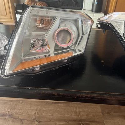 Faros delanteros izquierdo y derecho Cadillac SRX 2010-2016 Foto 1 de 4