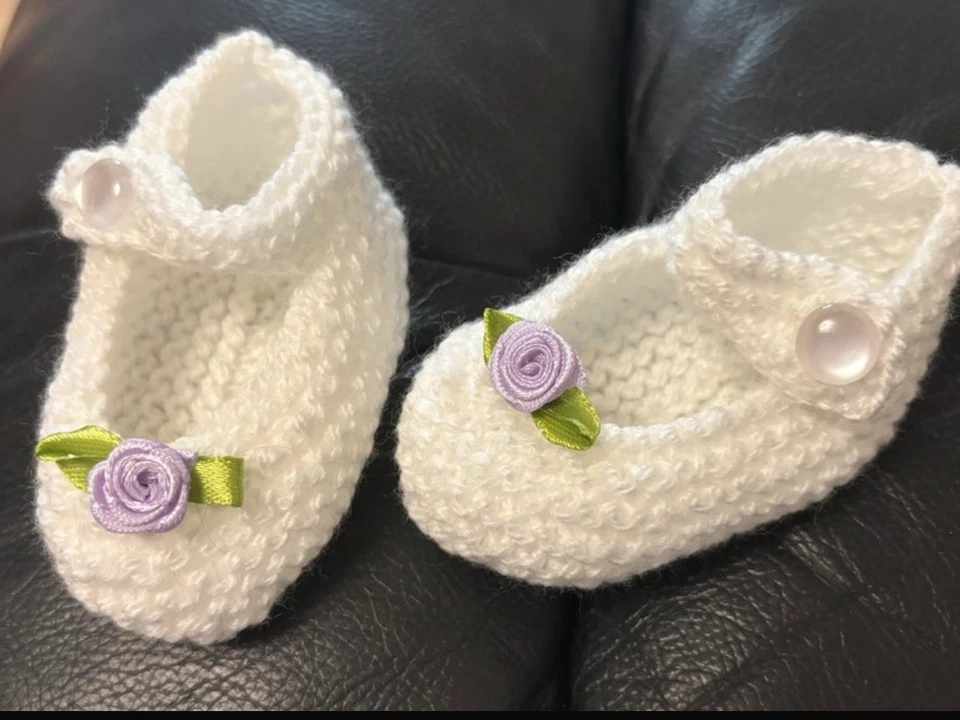 Beautiful Hand knitted Soft Baby Shoes Perfect Baby Shower Gift Newborn 0-3 - Image 1 of 1